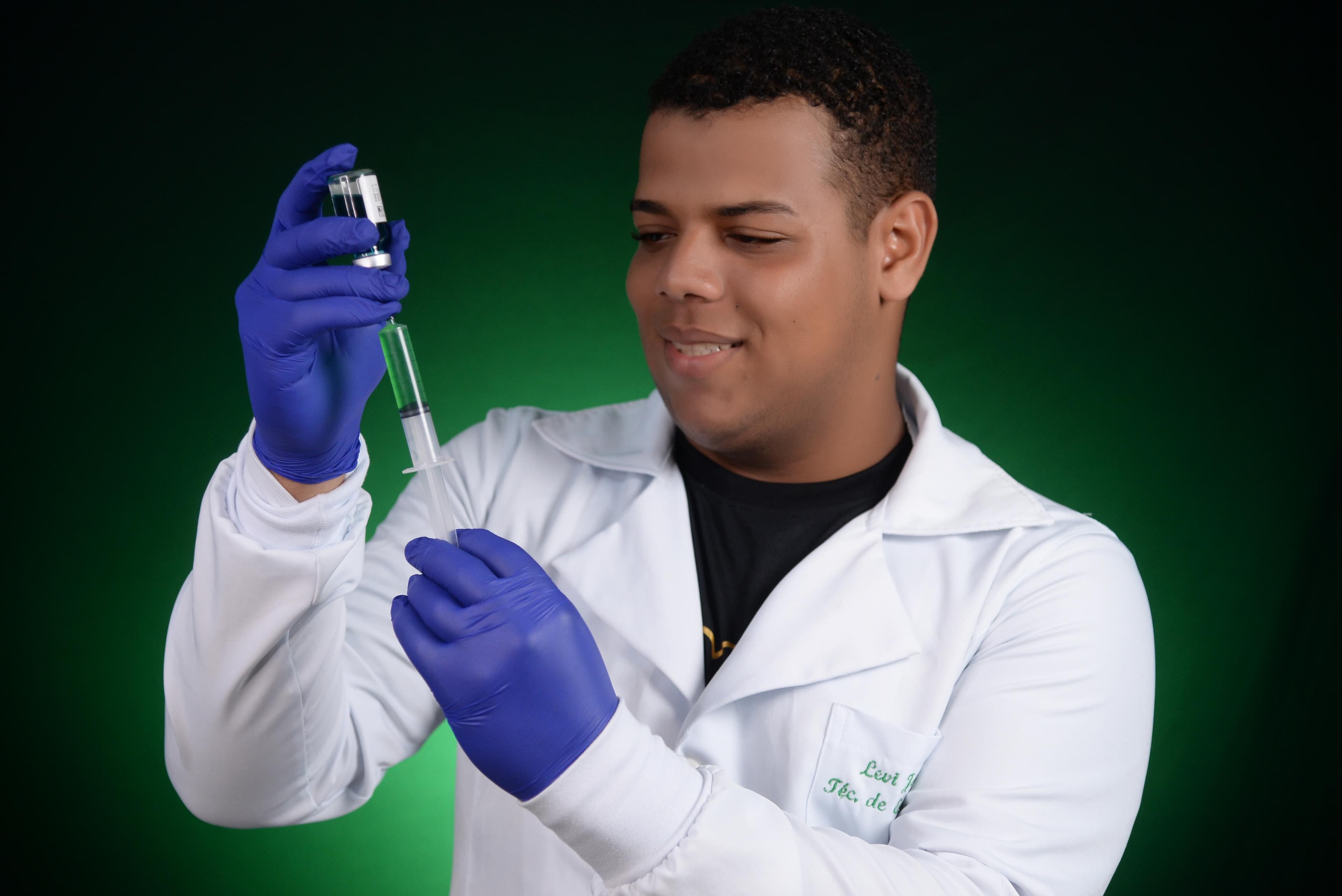 Levi Jorda, enfermeiro home care em São Miguel dos Milagres, preparando material para atendimento domiciliar